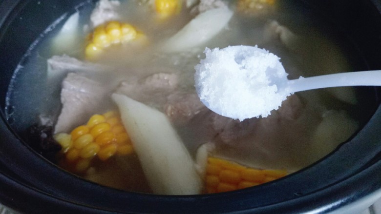 #一碗汤##滋补润燥#山药玉米小排汤,加入盐调味出锅。(可以根据个人喜欢调味，但是建议不要过多调味，那样会影响汤原本的鲜美的味道)