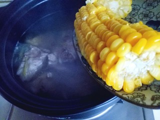#一碗汤##滋补润燥#山药玉米小排汤,25分钟后加入切好的玉米，继续小火炖10分钟。