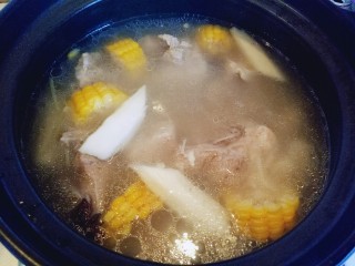 #一碗汤##滋补润燥#山药玉米小排汤,美味的汤就可以了呦～小排酥软。