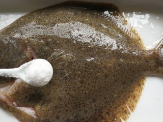 清蒸多宝鱼,用盐抹遍鱼的周身，包括腹内。用手给它做按摩，让盐更好的吸收。