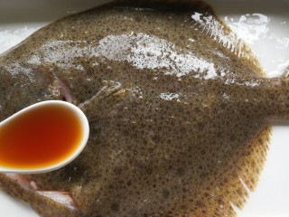 清蒸多宝鱼,当鱼周身有粘液渗出时，加入黄酒抹遍周身。然后放冰箱冷藏十五到三十分钟。