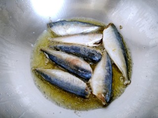 秘制沙丁鱼,待油七分热时放入沙丁鱼。