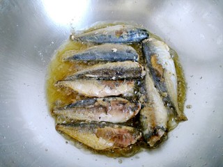秘制沙丁鱼,把沙丁鱼煎至两面微微金黄色，不用煎太久。