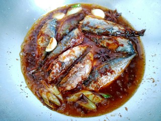 秘制沙丁鱼,稍微炖两三分钟，煎出番茄红油。