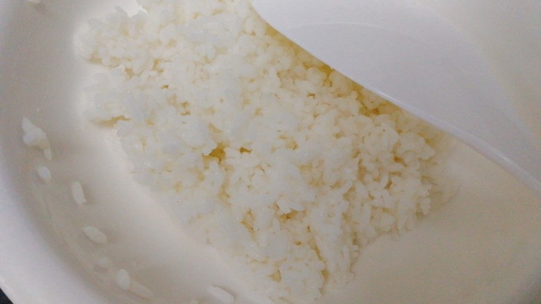 方便快捷--米饭蛋饼,米饭放在大碗里，弄散