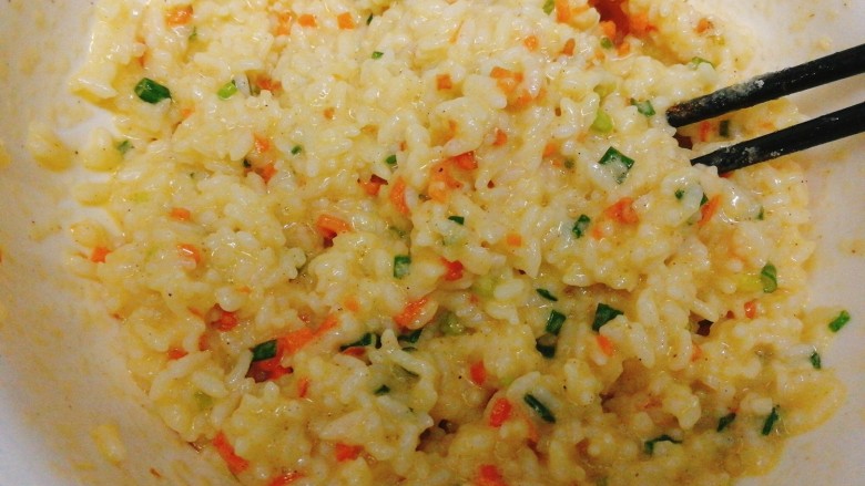 方便快捷--米饭蛋饼,再次搅拌均匀，搅拌成颗粒分明的米饭蛋液。