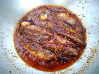 秘制沙丁鱼,待炖到略有一些汤汁即可关火，浸泡一段时间再出锅更美味哟！
