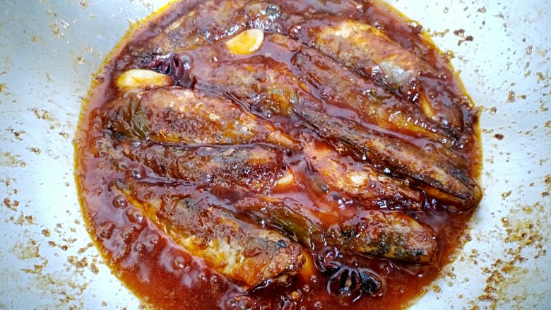 秘制沙丁鱼,待炖到略有一些汤汁即可关火，浸泡一段时间再出锅更美味哟！