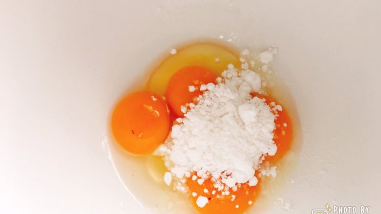 香浓无比的曲奇白巧克力软绵绵蛋糕,融化同时，鸡蛋中加入糖粉高速打发。