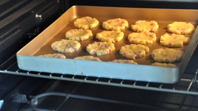 香肠桃酥,放入提前预热好的烤箱170度18分钟。