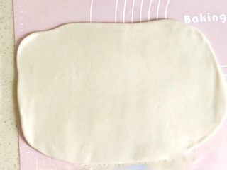 万能千层酥皮,黄油和面团冷藏好后，可以叠被子了。
第一步：四折，从冰箱取出一个面团，擀开，尺寸如下
四折的尺寸：裹入黄油前为20cm*30cm