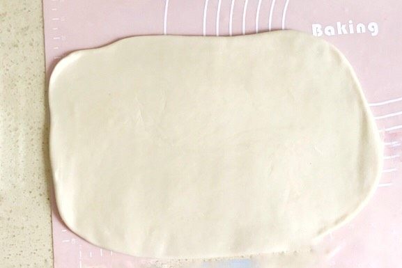 万能千层酥皮,黄油和面团冷藏好后，可以叠被子了。
第一步：四折，从冰箱取出一个面团，擀开，尺寸如下
四折的尺寸：裹入黄油前为20cm*30cm