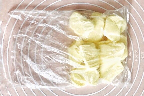 万能千层酥皮,冷冻的硬黄油，稍微软化后，切成片状，摆平在塑料袋一半的位置
