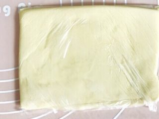 万能千层酥皮,方子中裹入黄油240克，可制作两张这样的片状黄油，做好后，放入冰箱冷藏备用