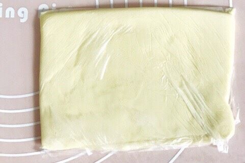 万能千层酥皮,方子中裹入黄油240克，可制作两张这样的片状黄油，做好后，放入冰箱冷藏备用