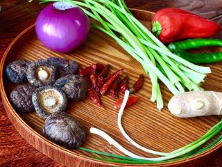 爆炒素鳝丝,食材：干香菇、洋葱、芹菜、青红椒、葱、姜