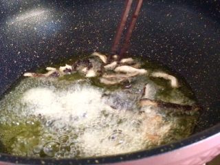 爆炒素鳝丝,香菇丝分散的放入5成热的油锅炸 至外皮略酥捞出