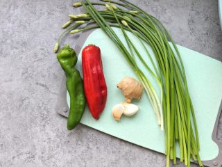 家常小炒肉丝,韭菜苔50g、青红椒各一个、蒜瓣2个、姜3片