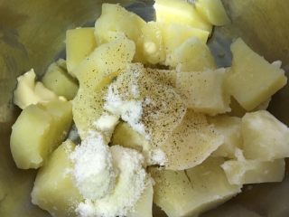 椰蓉芝士土豆球,盆里放入盐、奶粉、胡椒粉、黄油。