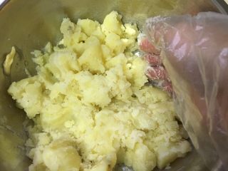 椰蓉芝士土豆球,戴上一次性手套挤成土豆泥，并且要搅拌均匀。