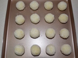 椰蓉芝士土豆球,放入烤盘，搓的同时把烤箱上下温200度预热五分钟。