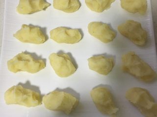 椰蓉芝士土豆球,趁热分成25克的小团。