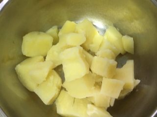 椰蓉芝士土豆球,蒸好后放盆里冷到温。