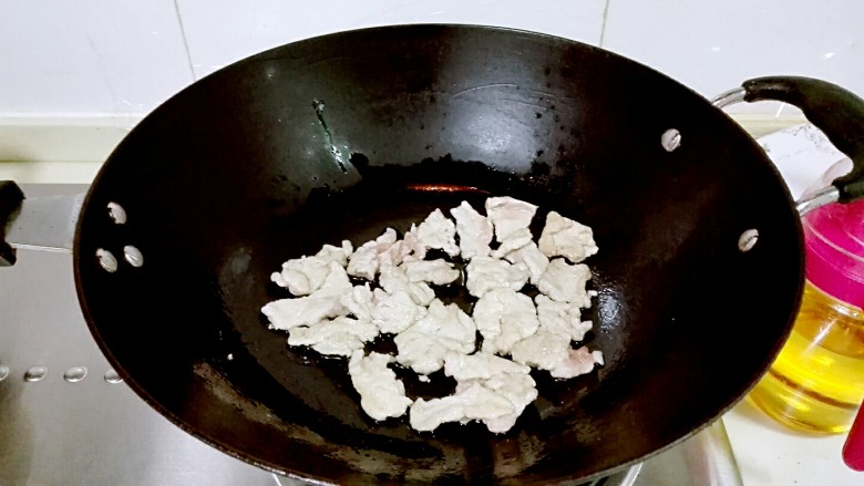 豉留香~豆豉茨菰烩肉片,小火煸炒，刚发白立即出锅盛盘，因为还要下锅烧