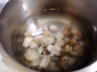 #辣菜#酸辣拌猪蹄,汤锅放入足量的水（猪蹄的三倍左右水量）。放入猪蹄，老姜片和几粒花椒一起炖煮。一般汤锅要煮至少一个半小时左右。我用的高压锅，大概半小时左右。