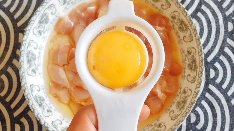 最适合用勺子吃的菜——宫保鸡丁,鸡丁中依次加入蛋清；