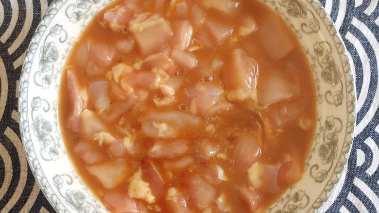最适合用勺子吃的菜——宫保鸡丁,用手抓匀后，扣上保鲜膜腌制15min左右；