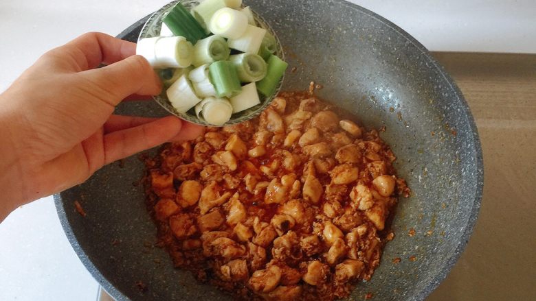最适合用勺子吃的菜——宫保鸡丁,加入葱段、姜、蒜炒香；