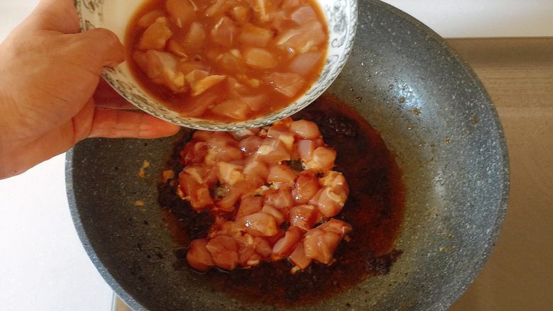 最适合用勺子吃的菜——宫保鸡丁,放入腌制好的鸡丁；