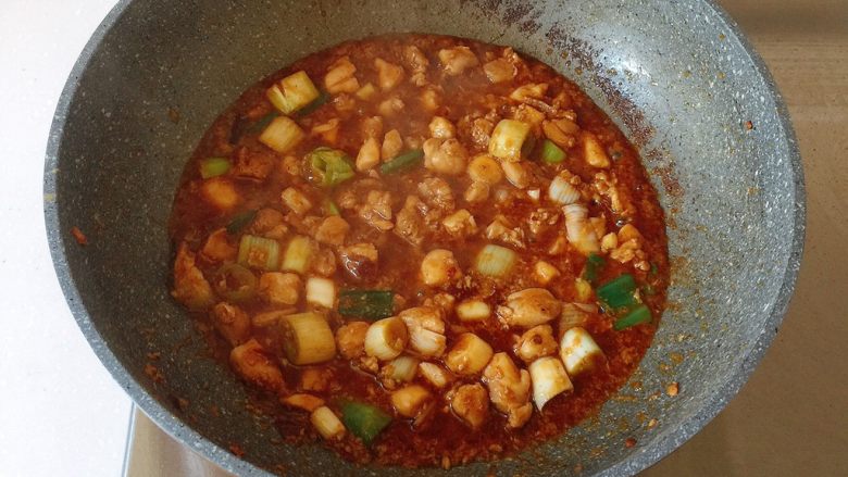 最适合用勺子吃的菜——宫保鸡丁,大火炒至汁水快收干；