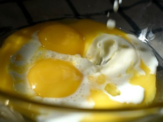 奶油盒子,分离好的蛋黄中加入牛奶；