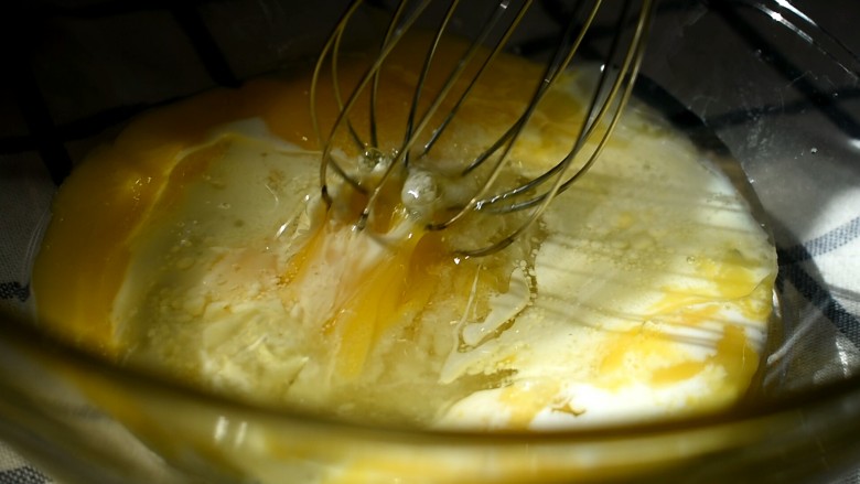 奶油盒子,用蛋抽将它们混合均匀，避免油水分离