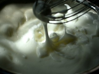 奶油盒子,第三次加入白砂糖，打发至提起打蛋器能出现小尖尖，硬性发泡就好了