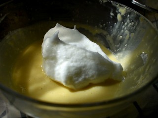 奶油盒子,将打发好的蛋清，取1/3到面糊中翻拌。注意一定不要画圈搅拌，否则容易消泡