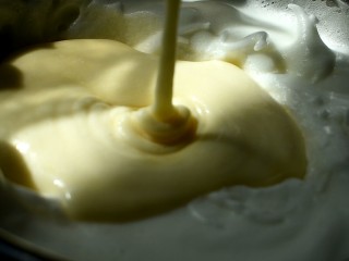 奶油盒子,再把翻拌好的面糊，全部倒进剩余打发好的蛋清里，继续用翻拌的手法