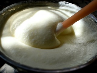 奶油盒子,千万不要画圈和过度搅拌，翻拌好的面糊是非常均匀的