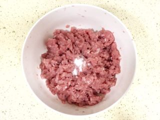 超级鲜美无敌肉丸靓汤,为了使肉糜尽量多吃水，中间可以分次加入少量的盐，盐可以让肉糜更加上劲、吃水