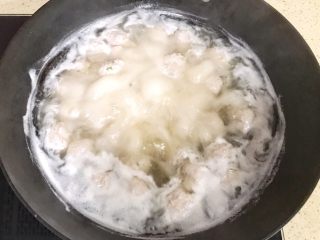 超级鲜美无敌肉丸靓汤,全部挤完后，可以开大火煮开锅，煮开后会有一些白色的泡沫，用勺子舀出来就好