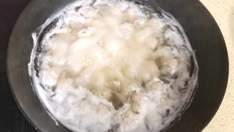超级鲜美无敌肉丸靓汤,全部挤完后，可以开大火煮开锅，煮开后会有一些白色的泡沫，用勺子舀出来就好