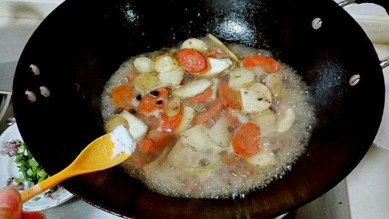 豉留香~豆豉茨菰烩肉片,放适量热水，少许盐