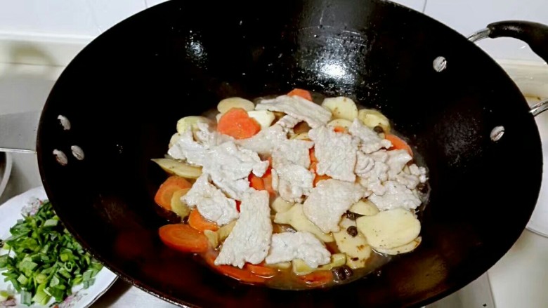 豉留香~豆豉茨菰烩肉片,放肉片，盖锅盖烧开，小火焖三分钟