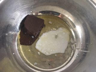 巧克力熔岩蛋糕,黄油、巧克力隔水融化，加入淡奶油。