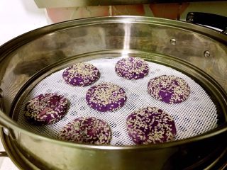 原味紫薯饼健康美味的做法,放入蒸锅，水烧开十分钟。