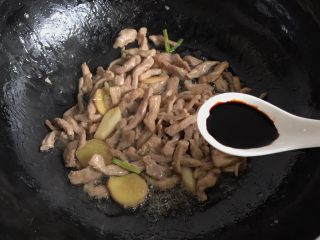家常小炒肉丝,肉丝下锅翻炒至变色时加半勺老抽