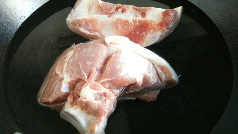 东北大骨炖酸菜,锅中放入冷水，下入清洗干净的猪骨。