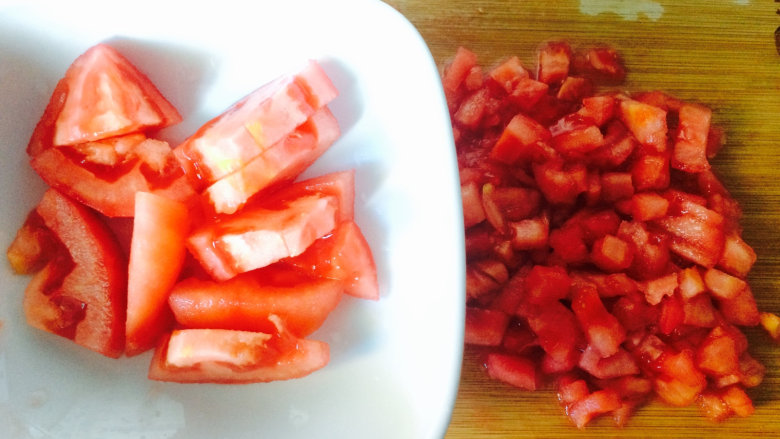 桂花香贴秋膘——番茄牛腩,一半切成块，一半切成小丁。备用。